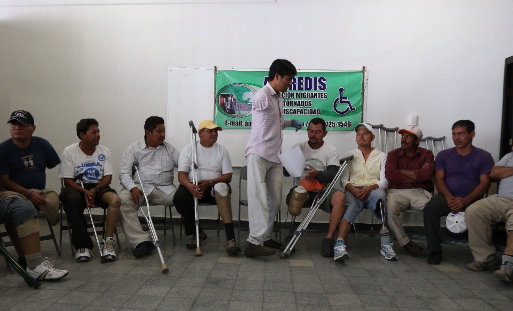 Integrantes de la Asociación de Migrantes Retornados con Discapacidad ofrecieron una conferencia para plantear la situación que viven luego de que sufren accidentes en el tren denominado La Bestia en su paso por México. Foto: Francisco Olvera