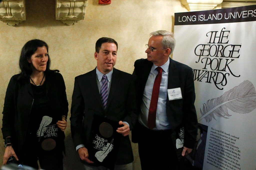 Laura Poitras, Glenn Greenwald y Ewen MacAskill, tras recibir el Premio George Polk por sus reportes sobre vigilancia masiva del gobierno de Estados Unidos. Foto Reuters