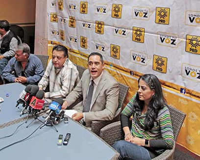 Ofreció conferencia de prensa Gerardo Espinoza Solís, líder de los perredistas en el estado ■ FOTO: ERNESTO MORENO