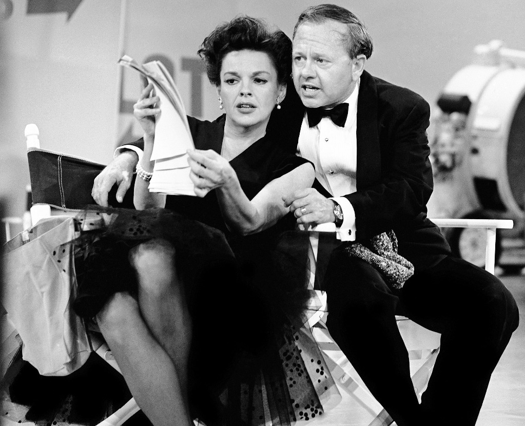 Judy Garland y Mickey Rooney revisan un guión para un programa de televisión de la CBS en 1963. Foto Ap