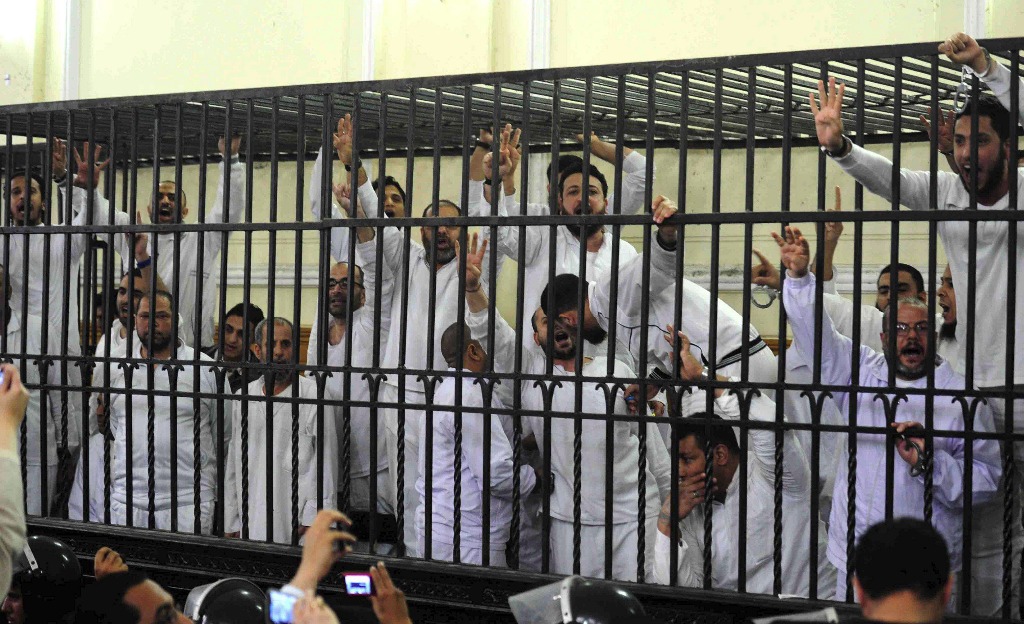 Seguidores del depuesto presidente egipcio Mohamed Mursi, durante el juicio en marzo pasado contra dos partidarios de la Hermandad Musulmana. Foto Reuters