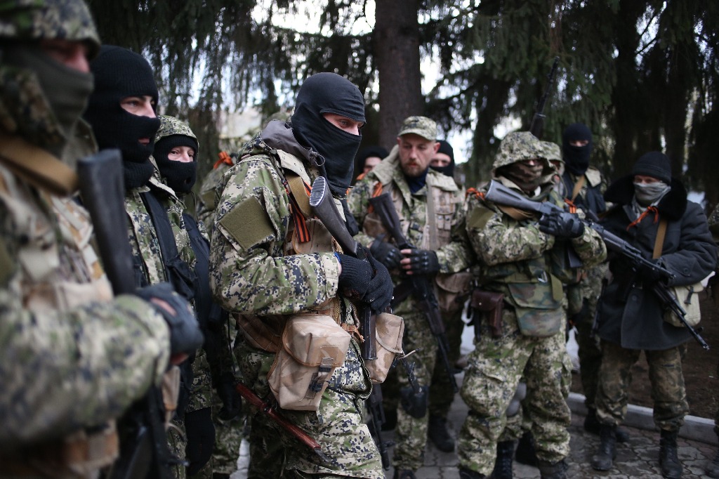 Hombres armados prorrusos permanecen frente a la oficina local del Servicio de Seguridad de Ucrania, en Slavyansk, al este de Ucrania,en tanto el gobierno ucraniano hizo un llamado a los separatistas de una operación 