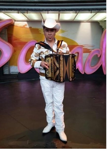 Tomás Eduardo Tovar Rascón, conocido artísticamente como Tito Torbellino. Foto @_titotorbellino
