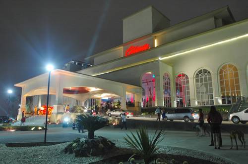 Centro de apuestas en lo que fuera el hipódromo de Tijuana, el cual cuenta con bingo tradicional, mil 300 juegos electrónicos y galgódromo. Foto Notimex / Archivo