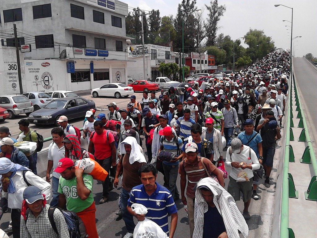 Imagen de la Caravana Migrante cuándo pasó por Tultitlán y Cuautitlán el 26 de abril de 2014. Foto Javier Salinas Cesáreo