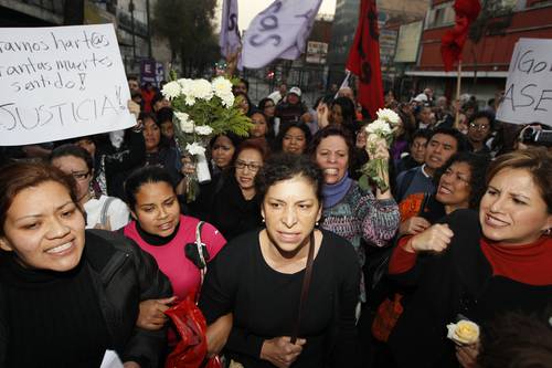Mujeres de diversas organizaciones en Ciudad Juárez manifestaron su repudio por el asesinato de Marisela Escobedo, quien realizaba una protesta frente a las oficinas del gobierno estatal por la liberación del asesino confeso de su hija Marisol Rubí Frayre Escobedo. Foto Archivo / Yazmín Ortega Cortés