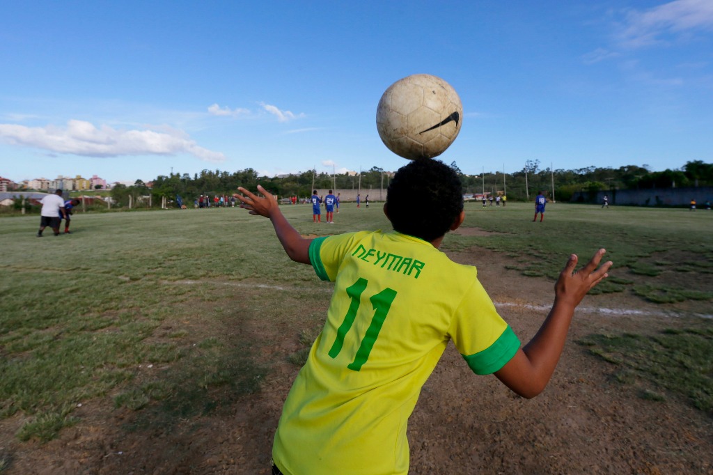 Un niño juega con la playera de Neymar en Puerto Alegre, el 10 de mayo de 2014. Foto Reuters