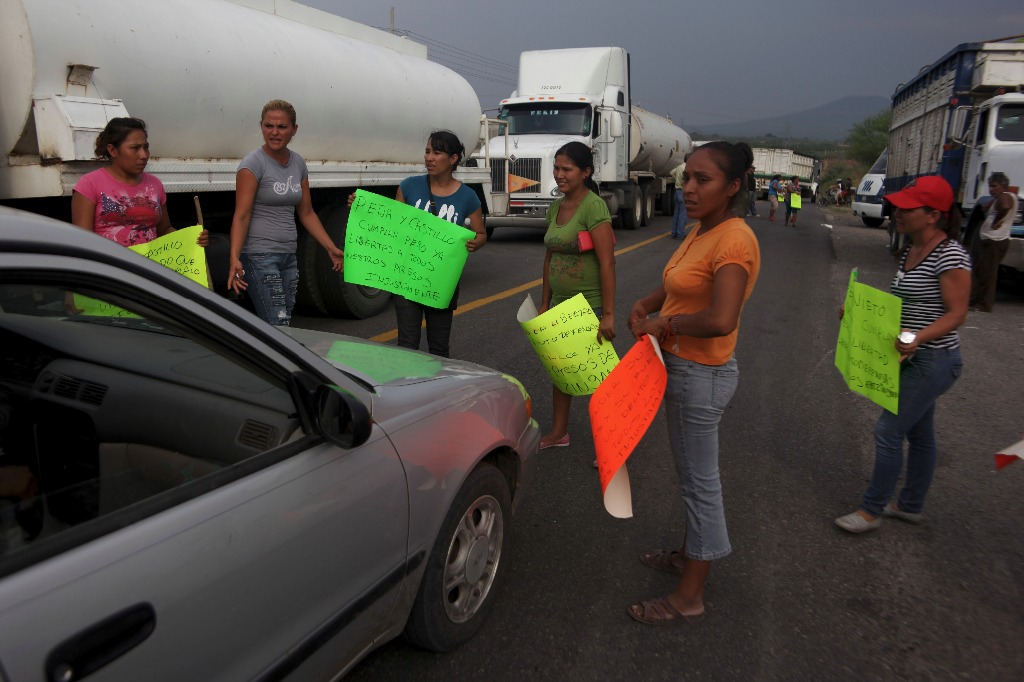 El jueves, más de 300 familiares de Autodefensas detenidos en La Ruana, bloquearon la carretera Tepalcatepec-Buenavista exigiendo la liberación inmediata de sus familiares. Foto Cuartoscuro