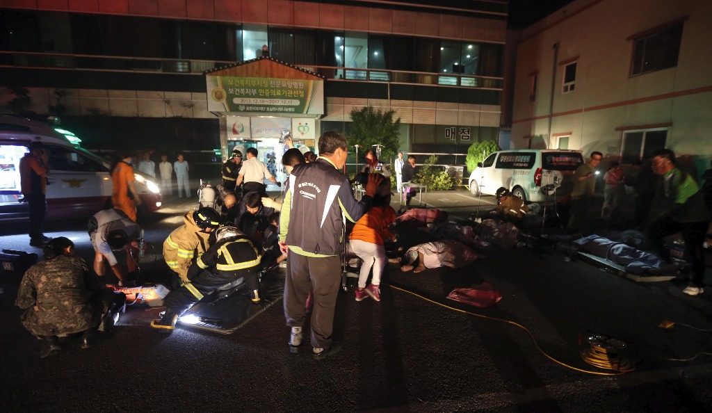 Bomberos rescatan a víctimas del hospital en Jangseong, luego de que se registró un incendio. Foto Ap