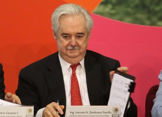 El director general de Cemex, Lorenzo Zambrano, durante la firma del Pacto Nacional por la Vivienda, en Los Pinos, en marzo de 2009. Foto Cuartoscuro / Moisés Pablo