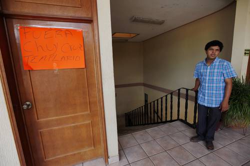 Habitantes de Aguililla, Michoacán, expulsaron del palacio municipal al alcalde, Jesús Cruz, quien es acusado de tener nexos con el crimen organizado el lunes 12 de mayo. Este martes el edil fue detenido por la PGR para ser investigado. Foto Víctor Camacho