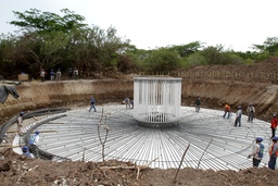 Construcción de la base de un aerogenerador en el Parque Bihioxio, de Gas Unión Fenosa, en Juchitán. Foto Roberto García Ortiz