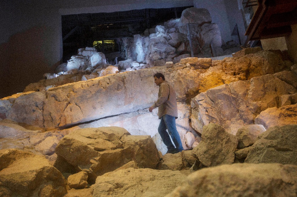 Uno de los arqueólogos que trabajan en las excavaciones, durante un recorrido por el lugar. Foto: Ap