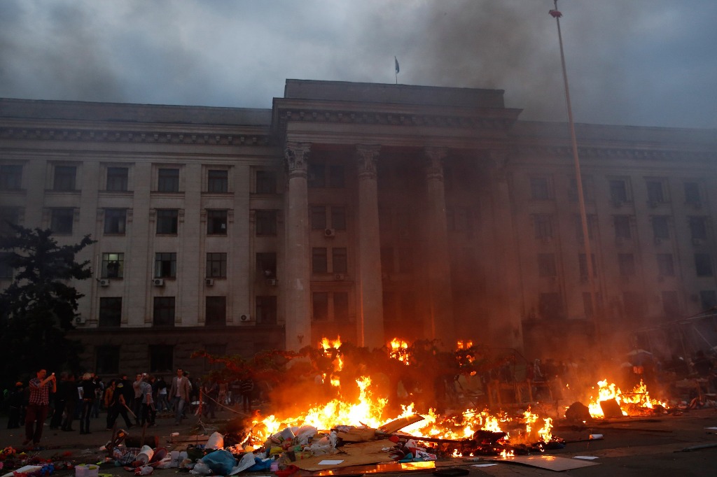 Treinta y ocho personas murieron en el incendio de un edificio en Odesa, sur de Ucrania, tras enfrentamientos entre partidarios del gobierno de Kiev y militantes prorrusos. Foto Reuters