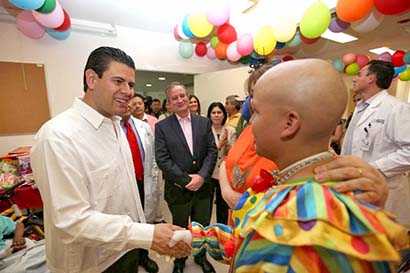 El mandatario inauguró una juguetería en el interior del hospital ■ FOTO: LA JORNADA ZACATECAS