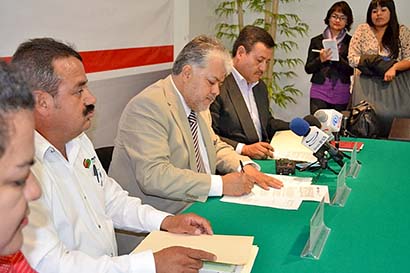 Aspectos de la firma del acuerdo entre funcionarios y los representantes de las asociaciones civiles ■ FOTO: LA JORNADA ZACATECAS
