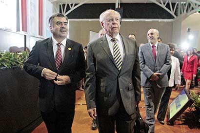 Los rectores Armando Silva Cháirez y José Narro (UNAM) ■ FOTO: ERNESTO MORENO
