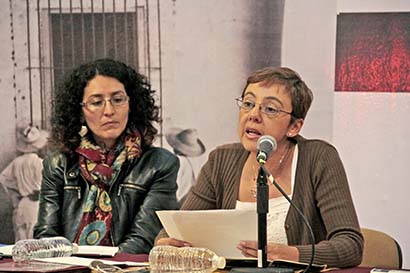 Hortensia Moreno (derecha), docente e investigadora del Programa Universitario de Estudios de Género de la Universidad Nacional Autónoma de México, durante su exposición ■ FOTO: ERNESTO MORENO