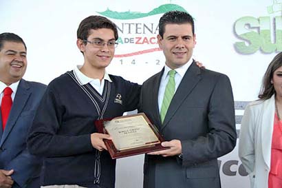 El gobernador entregó los distintivos a estudiantes de planteles públicos y privados ■ FOTO: ANDRÉS SÁNCHEZ