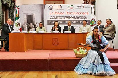 Conferencia de Alicia Hernández Chávez, investigadora del Colegio de México ■ FOTOS: ANDRÉS SÁNCHEZ