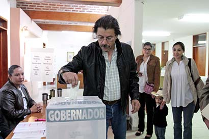 Crescenciano Sánchez acudió temprano a las urnas ■ foto: Ernesto Moreno