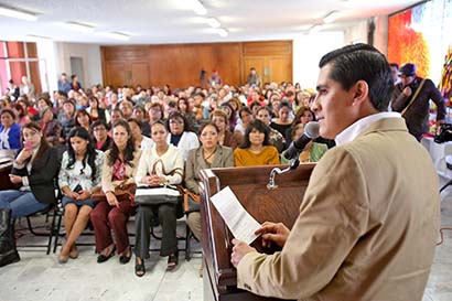 El alcalde capitalino Carlos Peña, en el desarrollo de su agenda de trabajo ■ FOTO: LA JORNADA ZACATECAS
