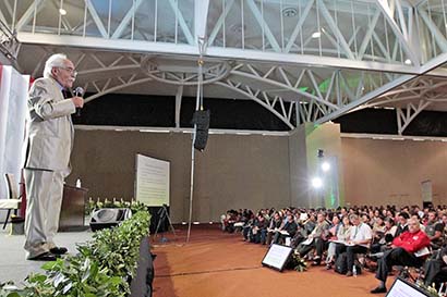 Juan Delval Merino dio término al cuarto Coloquio Internacional de Educación con su conferencia La enseñanza y el aprendizaje de la ciencia ■ FOTO: ERNESTO MORENO