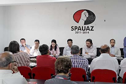 Jubilados del Spauaz se reunieron con los aspirantes a la Secretaría General del gremio de académicos ■ foto: Ernesto Moreno
