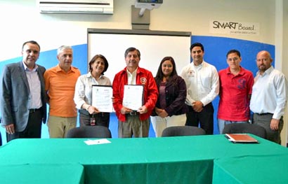 Representantes del ITS Jerez y del Cozcyt, durante la firma del pacto ■ FOTO: LA JORNADA ZACATECAS