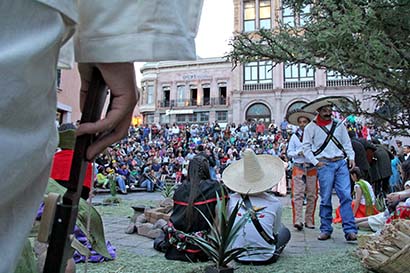 El programa ofrecido en las Lunadas revolucionarias se compone en parte, en lo que toca al aspecto musical, por autores zacatecanos, y se presentó la noche de este viernes en la plazuela Goitia ■ FOTOS: ANDRÉS SÁNCHEZ
