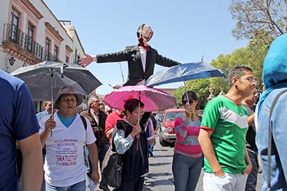 Integrantes de la disidencia magisterial efectuaron una marcha en el Centro Histórico ■ FOTO: ANDRÉS SÁNCHEZ