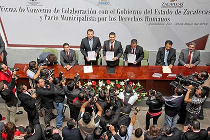 El Ejecutivo del estado firmó convenio de capacitación con la CNDH, lo mismo que el Legislativo y Judicial ■ FOTO: ANDRÉS SÁNCHEZ