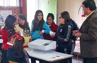 Estudiantes del distrito electoral de Fresnillo, durante la práctica del sufragio digital ■ FOTO: LA JORNADA ZACATECAS