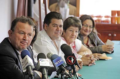 Juan Carlos Lozano (en primer plano), líder estatal del tricolor, en conferencia de prensa ■ FOTO: ERNESTO MORENO