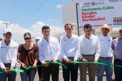 El gobernador del estado, Miguel Alonso Reyes, realizó una visita de trabajo a la región de Jalpa, donde entregó apoyos de diferentes rubros ■ fotos: rafael de santiago