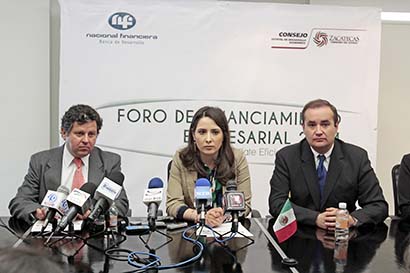 René González, director del Consejo Estatal de Desarrollo Económico (a la derecha en la imagen) ■ FOTO: ERNESTO MORENO