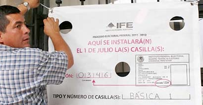 Personal del Instituto Nacional Electoral continúa con los preparativos para los próximos comicios ■ foto: La Jornada Zacatecas