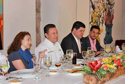 Pedro Inguanzo, secretario de Turismo, en reunión de trabajo con promotores de España ■ foto: La Jornada Zacatecas