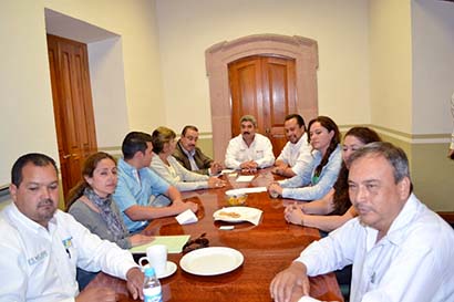 Aspecto de la reunión sostenida entre regidores jerezanos, el alcalde y representantes de Godezac ■ FOTO: la jornada zacatecas