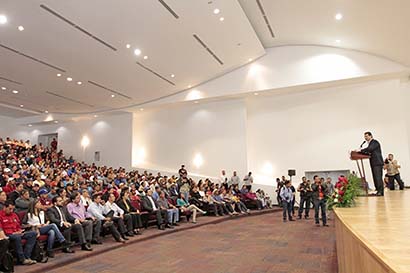Este miércoles el mandatario entregó 690 apoyos de 12 mil 500 pesos cada uno ■ foto: ernesto moreno