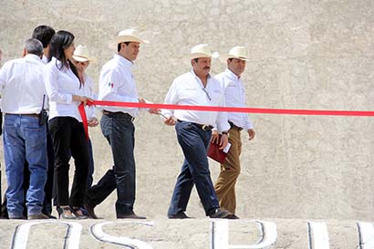 Enrique Martínez y el gobernador inauguraron una presa en la comunidad de Atitanac, en la que se invirtieron 10 mdp ■ FOTO: ERNESTO MORENO