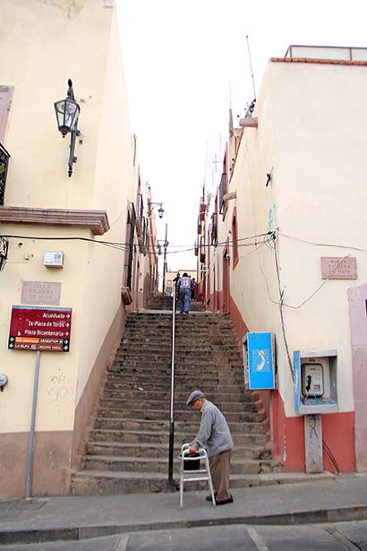Existen más de mil inmuebles en el Centro Histórico de la capital que son utilizados como viviendas, negocios, o están abandonados, informan ■ foto: andrés sánchez