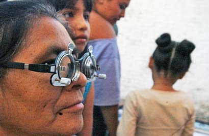 Especialistas realizan exámenes de la vista a personas de escasos recursos económicos ■ FOTO: LA JORNADA ZACATECAS