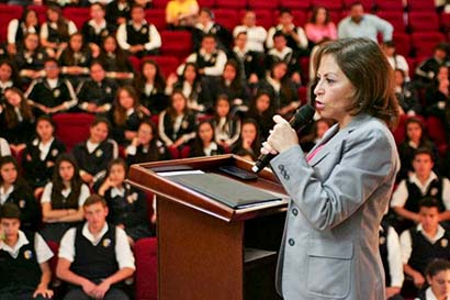 Patricia Salinas, titular de la Sezac, en el Foro de Emprendedores ■ FOTO: LA JORNADA ZACATECAS