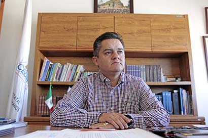 Arnulfo Joel Correa Chacón, presidente de la CDHEZ, en el uso de la voz ■ foto: ernesto moreno