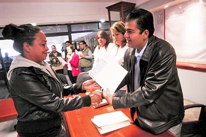 Aspectos de la entrega de apoyos a comerciantes, por parte del alcalde del municipio, Roberto Luévano Ruiz ■ FOTO: LA JORNADA ZACATECAS