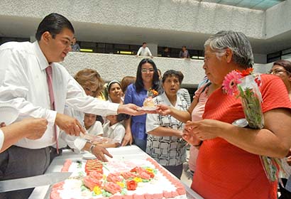 El edil convivió con las madres; la celebración se realizó en las instalaciones de la presidencia de Guadalupe ■ fotos: LA JORNADA ZACATECAS