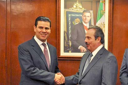 El gobernador Miguel Alonso y el titular de la Sagarpa, Enrique Martínez y Martínez ■ FOTO: LA JORNADA ZACATECAS