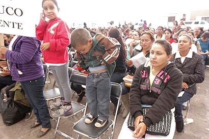 También se realizó una entrega masiva de recursos de los programas Sumando a las Madres y a los Abuelos zacatecanos, en beneficio de 2 mil 384 personas ■ FOTO: ERNESTO MORENO