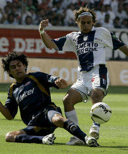 Los Tuzos lograron el cuarto título de su historia al imponerse 1-0 a San Luis y alzarse como monarcas del Torneo Clausura 2006 del futbol mexicano. El triunfo vino, en un juego deslucido y tenso, por un penal polémico que marcó el árbitro Armando Archundia en el minuto 76